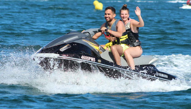 Disfrutando de la moto de agua
