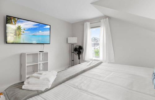 Seaside Serenity Steps to Beach Deck & Porch - Foto 43