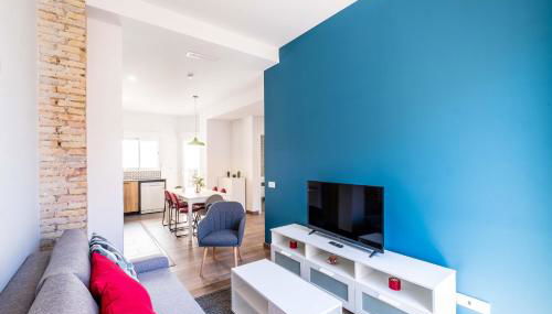 Spacious Apartment with Great Views - Photo 2