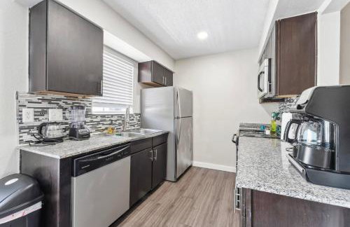 Economy King Bed Suites w Pool, Next to Downtown - Foto 39