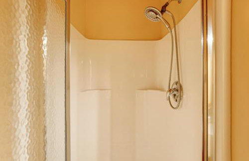 Fire Pit and Porch Warm and Woodsy Rothbury Escape! - Foto 14