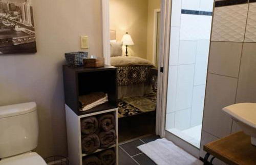 Oakwood Manor - Steps to Oaklawn, minutes to Downtown, Lakes, More - Foto 13