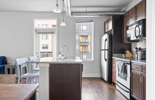 2BR Balcony Suite Gym & Pool Downtown at CityWay - Foto 26