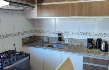 Terraço Familiar , 2 quartos com ar condicionado, 2 banheiros, churrasqueira a carvão , wi-fi, vaga para 2 carros suporta até 7 pessoas - Foto 22