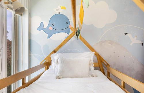 Ocean-Inspired 3B Modern Retreat w Kids Room - Foto 36