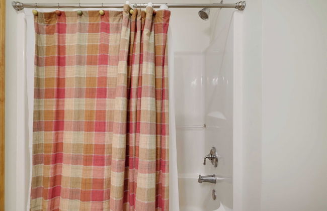 Elk Hollow by Avantstay Lakefront Chalet w/ Game Room & Fire Pit - Photo 43