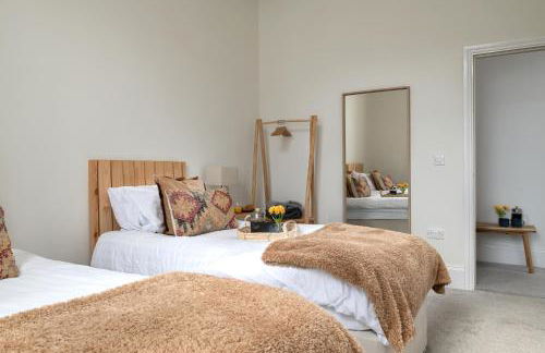 Charming 2 Bedroom Apartment in a Converted Chapel - Free Parking, Smart TV, Fast WiFi and Self-Check-In by Yoko Property - Foto 9