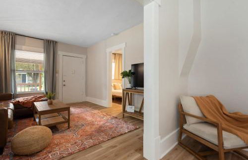 Beautiful 2 Bed 1 Bath home near College Hill - Photo 10