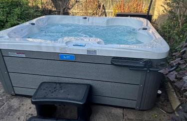 Hot Tub Free Parking 5 Bedroom Large Space - Photo 34