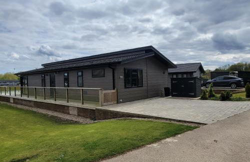 Luxury 2-Bed Lodge in Routh Sleeps 4 with Hot Tub - Foto 36