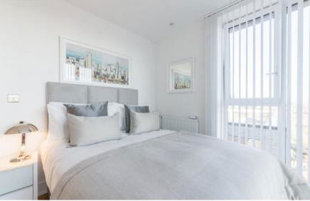 Stylish 2 Bed Near Excel, Canning Town & O2 - Photo 3