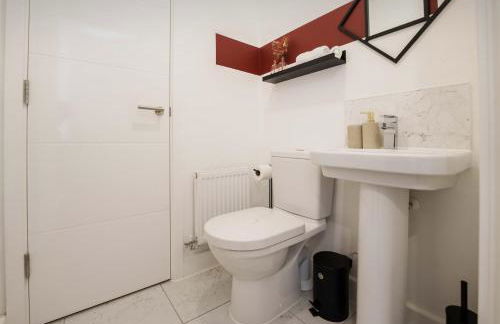 Large 4BR House Leeds, Contractor Friendly - Photo 23