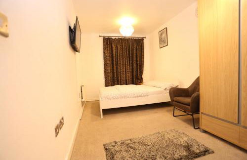 2 bed Riverview Bridge House Apartment - Foto 30