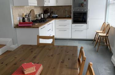 Wonderful Home and parking, pets allowed - Photo 2