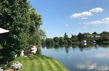 ENTIRE LUXURY yacht 70sqm Oyster Fund - Quiet and relaxing - 2 double bedrooms both en-suite - HEATING - sleeps up to 4 people - moored on our Private Island - nearby LEGOLAND THORPE PARK ASCOT RACES WENTWORTH LONDON Lapland UK -NO Parties - - Foto 24