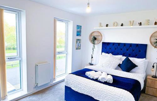 City Centre 3 Bedroom House Sleep upto 9 Guests with Garden and Parking - Foto 26