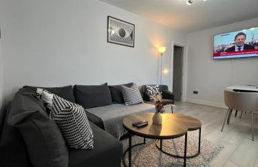 The Place with king beds, Ensuite Bathrooms, Close to Airport and Free Parking - Foto 15