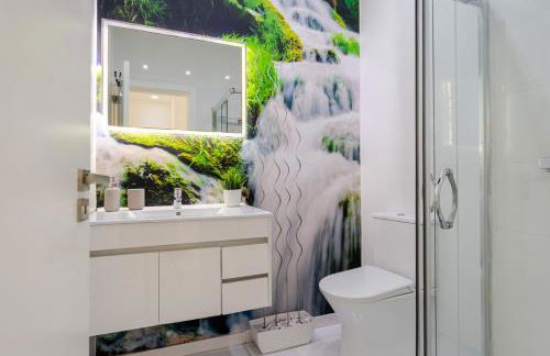 Sleek Apartment with Balcony by HostWise - Foto 4