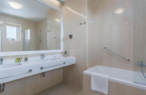 Holiday Home Romantische Villa mit Meerblick- Pool und Jacuzz by Interhome - Foto 34