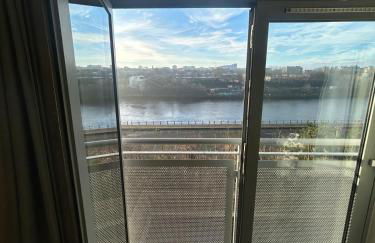 Waterfront Quayside Apartment with secure parking & lift, Ideal for Mobility Users - Foto 27