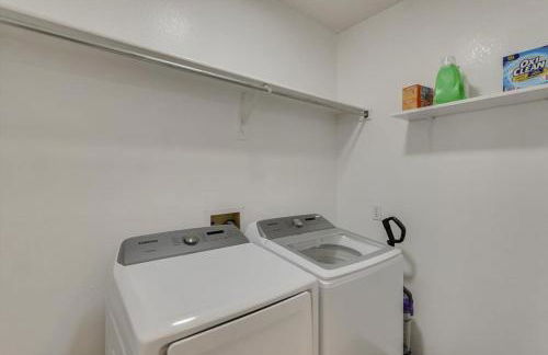 Spacious and Luxury Home w Cinema Room and Pool - Foto 34