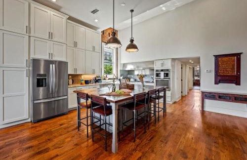 Modern 3BR Condo Walk to Downtown and UT with Parking - Foto 2