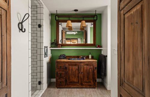 The Outlaw By The Cohost Company - Foto 80