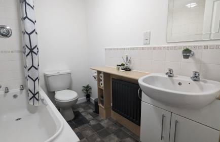 CLARITURF - 4 Bedroom Semi - Private Parking near Turf Moor, Town Centre, Transport and Motorway Links next to Canal, 3 Parks and Lake - Sky and Netflix - Foto 14