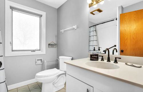 Maine Pondfront Home Sleeps 22 - Pool & Hot Tub - Photo 49