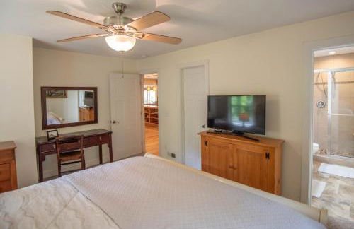 Retriever Beach - New River-frontage with Your Own Private Beach! Fire Pits - Games and More! - Foto 21