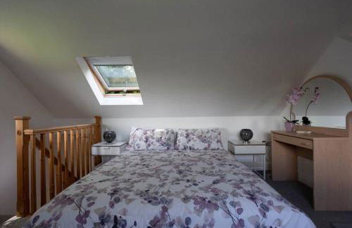 Spacious bungalow with estuary views near Llansteffan - Photo 13