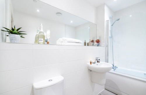 TheCountingSheep - Heathrow in 15 mins - Glass Balcony - Dedicated Workspace - Foto 20