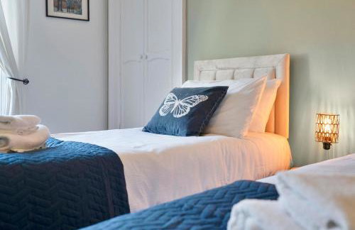 Cozy with Character Vibrant Cottage Style Flat at Leith Links Park - Photo 2