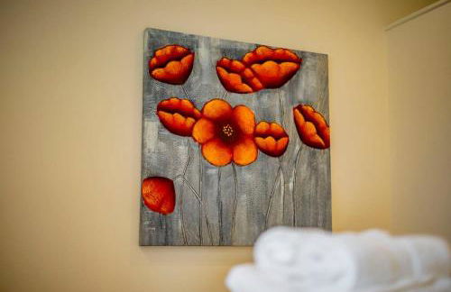 Peaceful Family Home with 3 Bedrooms and 2 Bathrooms - Photo 26