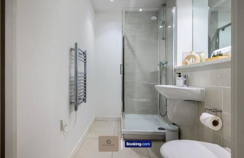 2BR Flat By Paul & Malin Properties Short Lets & Serviced Accommodation Salford - Foto 13