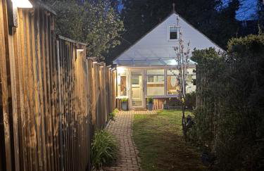 Cozy & Self Contained Garden Bungalow - Foto 1