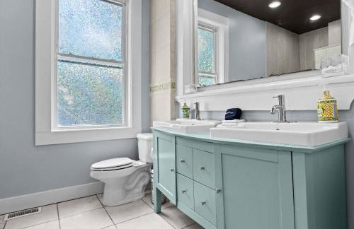 Elegant Manor w Private Yard & Modern Amenities - Foto 70