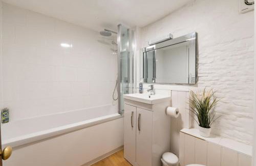 Charming Stone Cottage - Cotswolds Farm Stay - The Bullpen - Photo 17