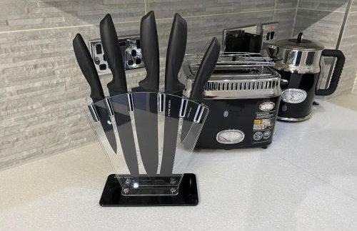 Modern Spacious 1 Bed Apartment with Free Parking in Trendy Inner London Suburb 15 mins walk to Victoria Line Underground then 20 mins to Oxford Street "West End of London" or 10 mins walk to Overground and 10 mins to London Liverpool St "City of London" - Foto 12