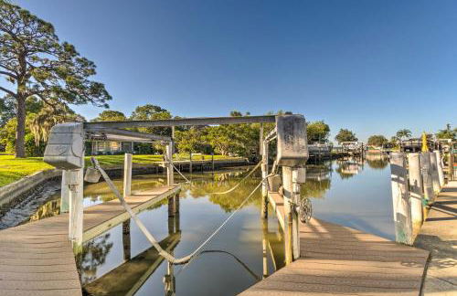 Canalfront Home with Private Dock - 5 Mi to Beaches! - Foto 17