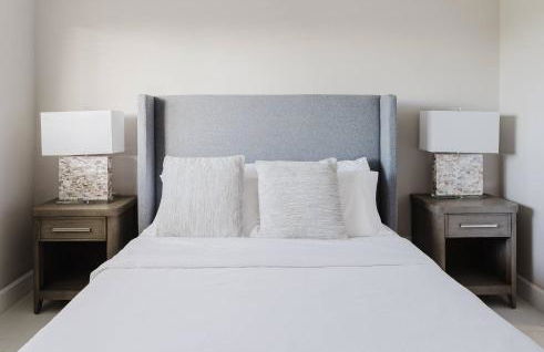 Boca Beachside 2BR 2BA with Pool and Balcony Steps to Sand - Foto 21