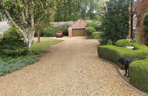 Canalside Manor House Annexe with Secure Parking - Photo 15