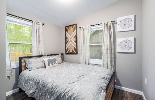 Cozy & Modern w Hot Tub, Fire Pit, Grill & Pond - Photo 9