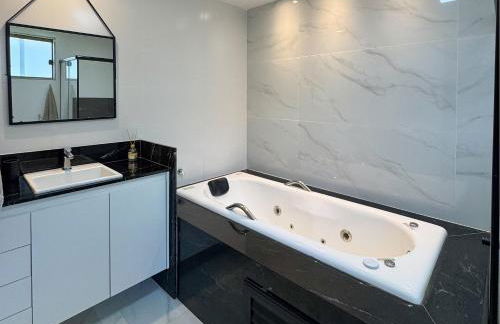 casadecastelhanos, Quadra do MAR de CASTELHANOS, 4 suítes com AR, Churrasqueira, Piscina, Hidromassagem, Cozinha INTEGRADA GOURMET Ideal para FAMÍLIA E AMIGOS - Foto 40