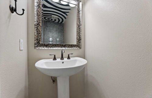 Luxurious Home with Huge Pool - Photo 45