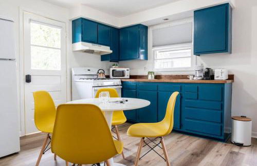 Retro Retreat: 1br home w/ WFH desk, livingroom, and fire pit - Foto 9