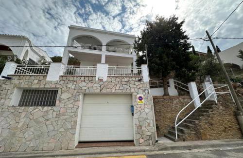 Preciosa casa con piscina desbordante y vistas al mar - Foto 37