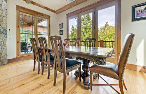 Lakefront Retreat Luxury Home with Private Dock - Photo 23