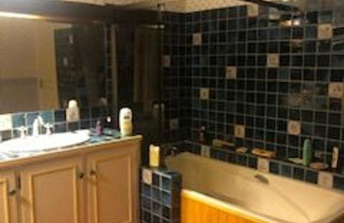 Évasion champêtre : Maison avec piscine, tennis, et étang au cœur de 50 hectares de forêt - FR-1-410-307 - Photo 7