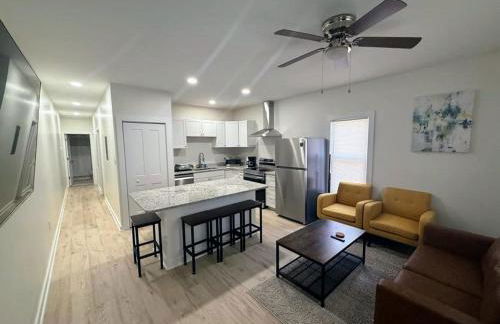 Newly Renovated 2 Bedroom - A Seasoned SuperHost - Photo 1